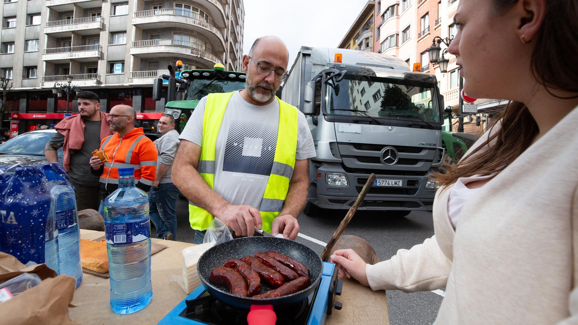 Ganaderos comiendo al mediodía en plena calle Uría