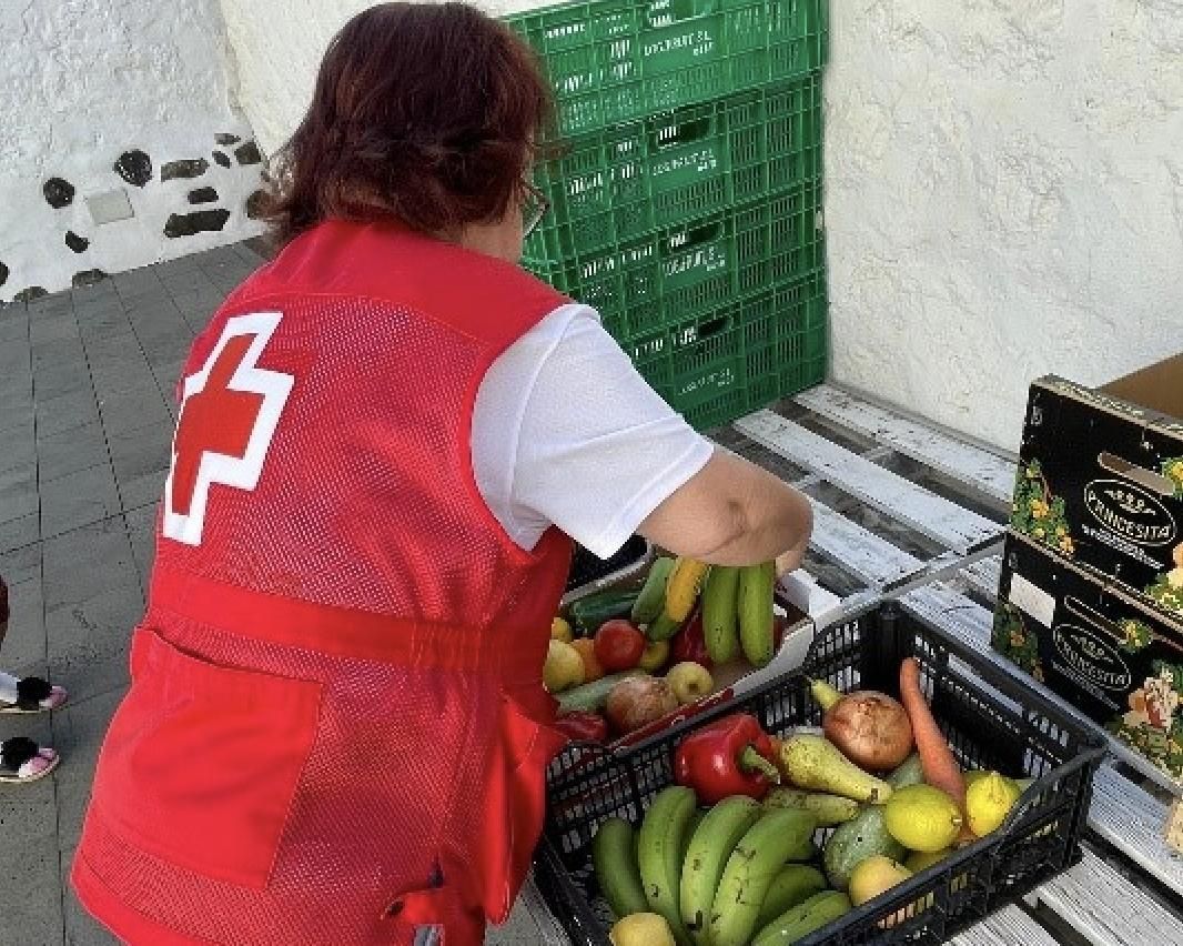 Una voluntaria de Cruz Roja.