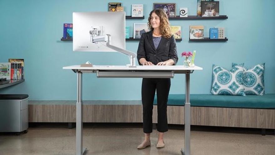 Trabajar de pie, ¿qué ventajas y riesgos representa?