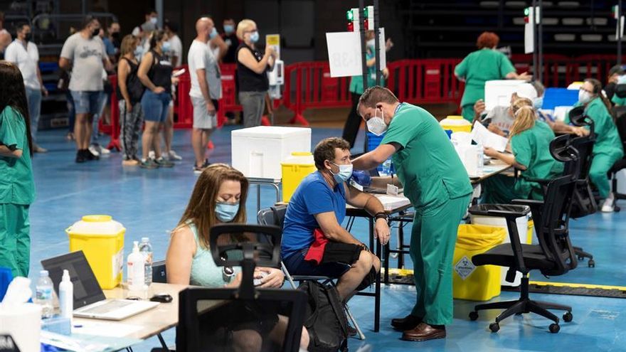 Sanidad abre la vacunación con dosis de refuerzo para la población de entre 18 y 39 años en Canarias