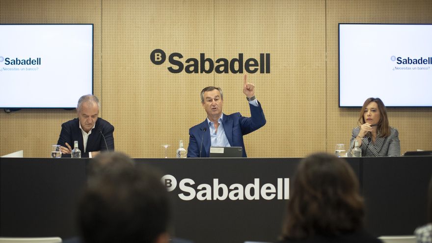 El consejero delegado de Banco Sabadell, César González Bueno (c) y el director del Negocio de Particulares, Jorge Rodríguez (i), en una rueda de prensa el pasado 23 de octubre. EFE/ Marta Pérez