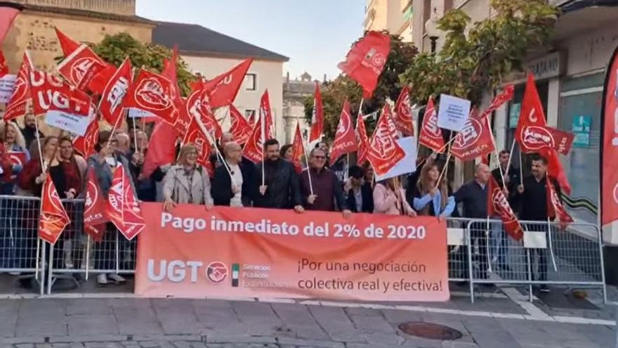 UGT se concentra frente a la Asamblea para pedir el 2% pendiente de 2020 a los empleados públicos en un único pago