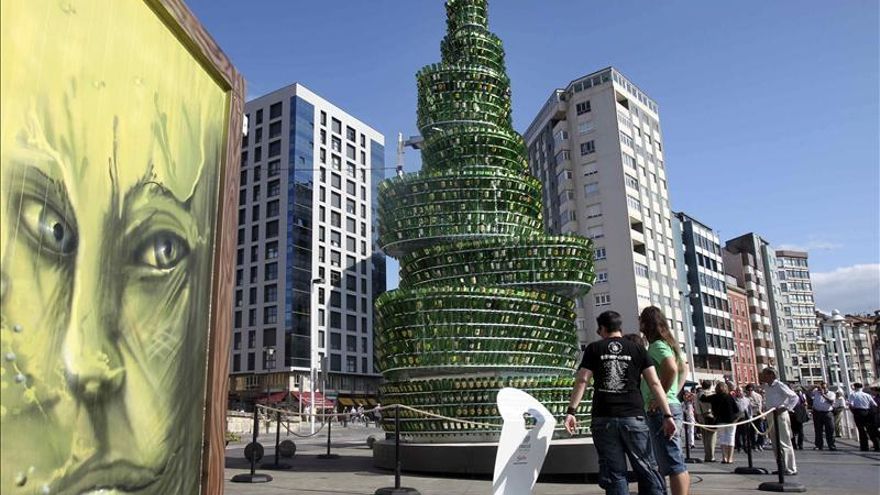 Gijón levanta un árbol de botellas de sidra para fomentar el reciclaje