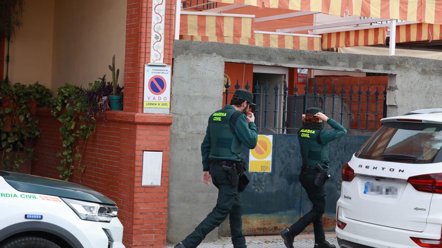Miembros de la Guardía Civil en el domicilio de la calle Buganvilla de La Algaba (Sevilla) donde ha aparecido esta mañana el cuerpo sin vida de una mujer de 44 años de edad. A 15 de diciembre de 2025 en La Algaba, Sevilla (Andalucía, España).