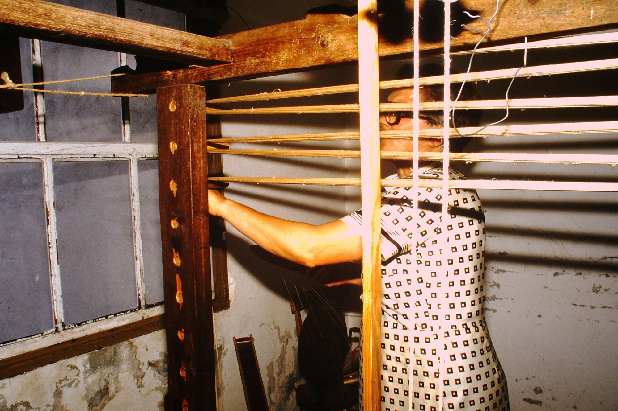 Urdiendo seda en el lateral de un telar de tea