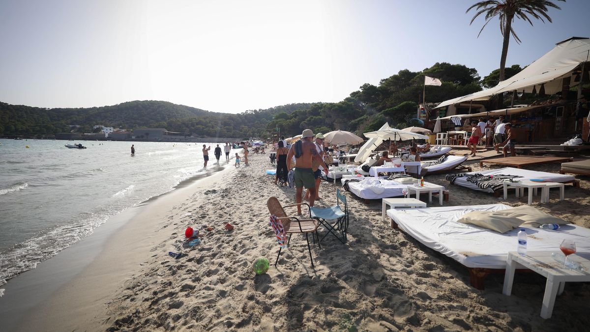 Más de 15.000 personas al día saturan las playas del parque natural de Ibiza: "El entorno no merece tantos beach club"