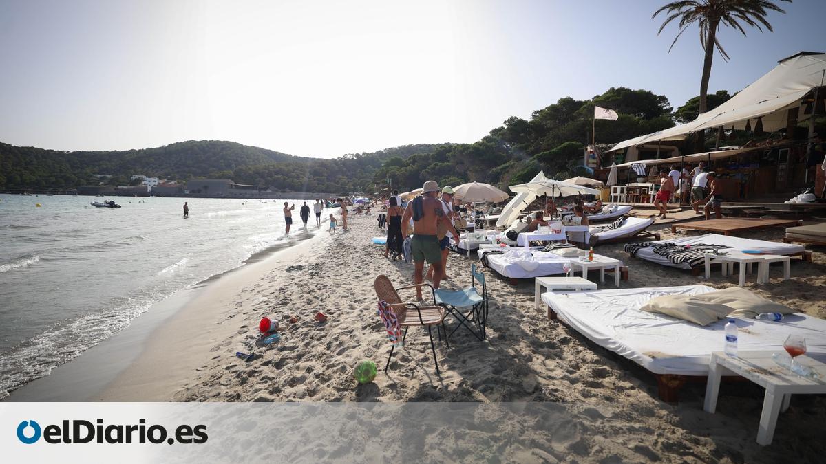 Más de 15.000 personas al día saturan las playas del parque natural de Ibiza: "El entorno no merece tantos beach club"