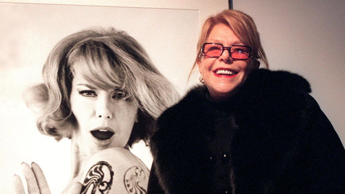 Teresa Gimpera posa junto a su retrato, cartel promocional de Bocaccio de 1967, en una imagen del año 2000.EFE/SANDRA RUIZ DEL ARBOL