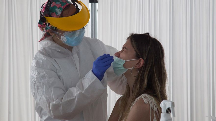 Personal sanitario realiza pruebas de diagnóstico para detectar el coronavirus. EFE/Mariam A. Montesinos/Archivo