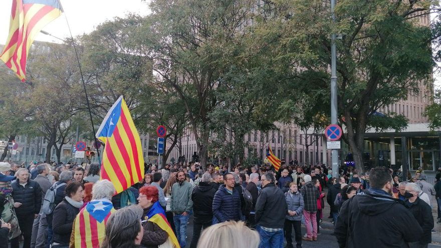 Independentistas reclaman la libertad de Clara Ponsatí ante la Ciudad de la Justicia