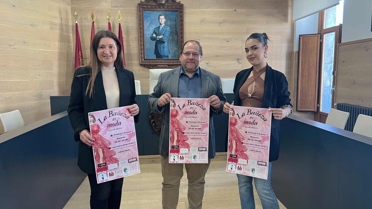 El alcalde de La Bañeza, Javier Carrera, flanqueado por la concejala de Comercio, Elena Baílez (izquierda) y la organizadora y Miss León 2024, Andrea Marqués.