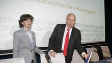 La exdirectora de Casa Mediterráneo, Almudena Muñoz, junto al ministro García-Margallo en un evento sobre la Marca España en febrero de 2015. EFE