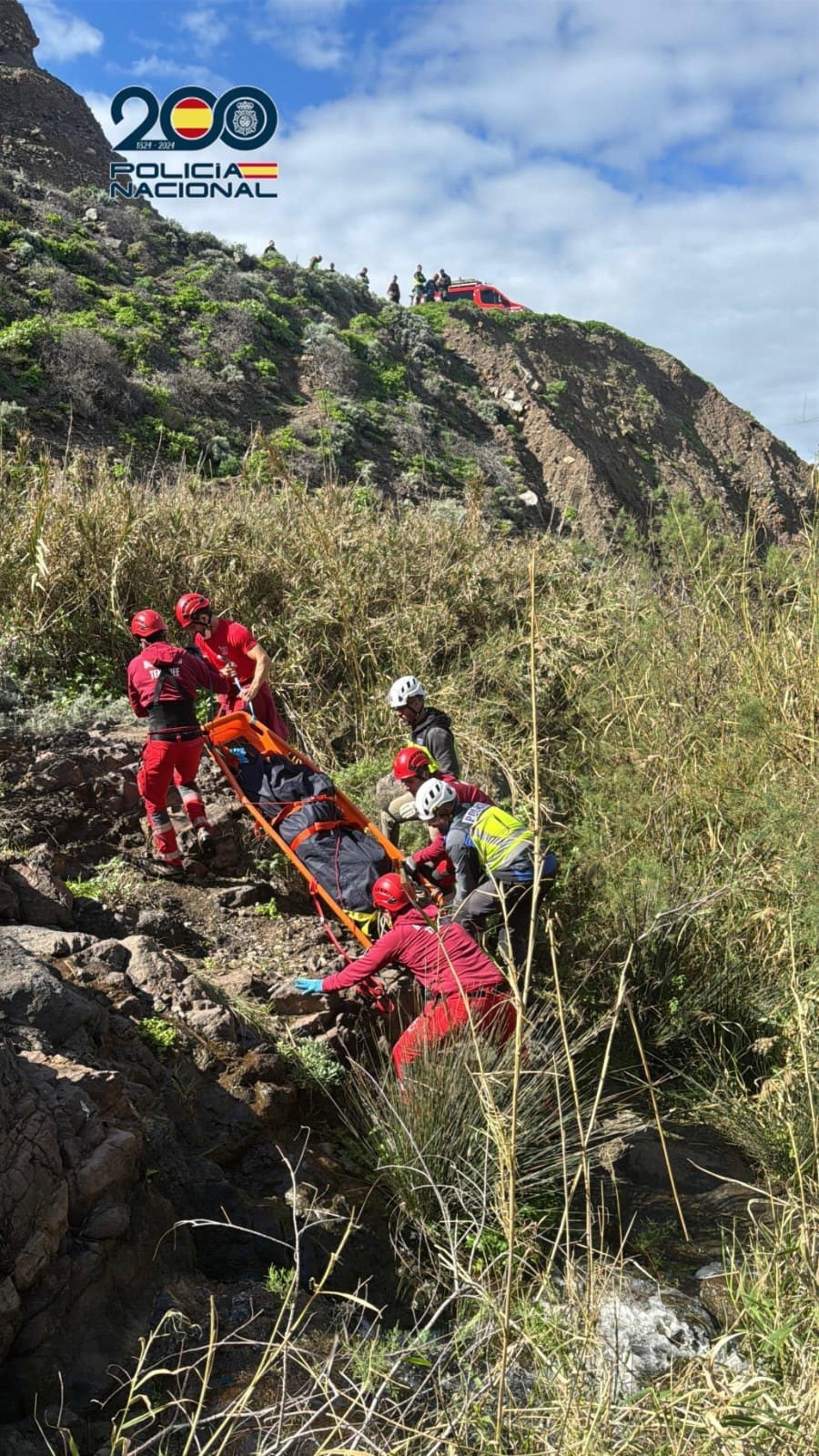 Rescate de uno de los cadáveres.