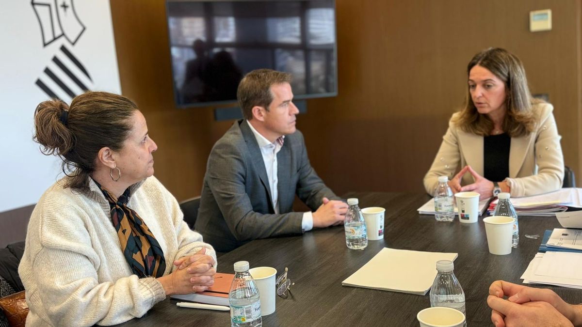 Imagen de la reunión entre el alcalde de Xàtiva, Roger Cerdà, y la consellera de Justicia, Núria Martínez.