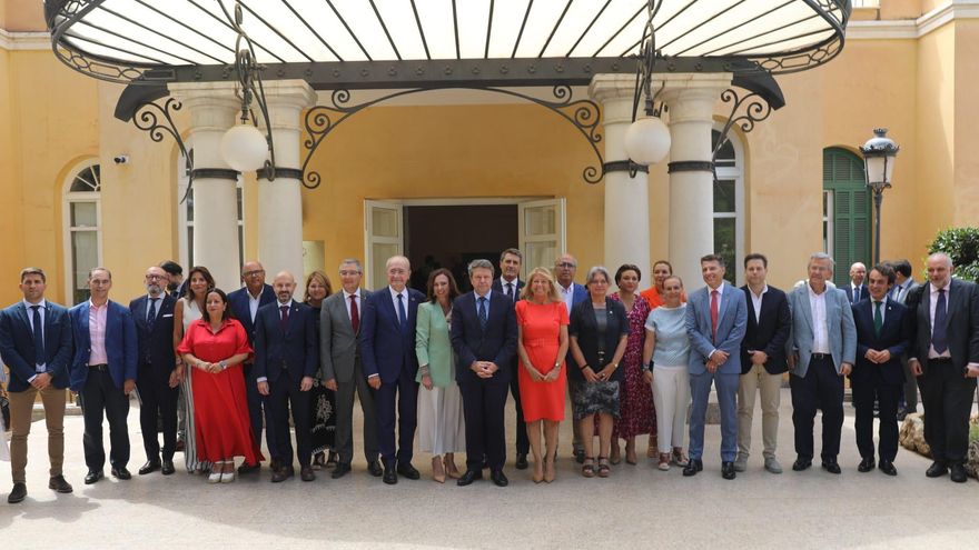 El Gobierno, la Junta de Andalucía y 18 pueblos de Málaga y Cádiz pactan poner en marcha el tren de la Costa del Sol
