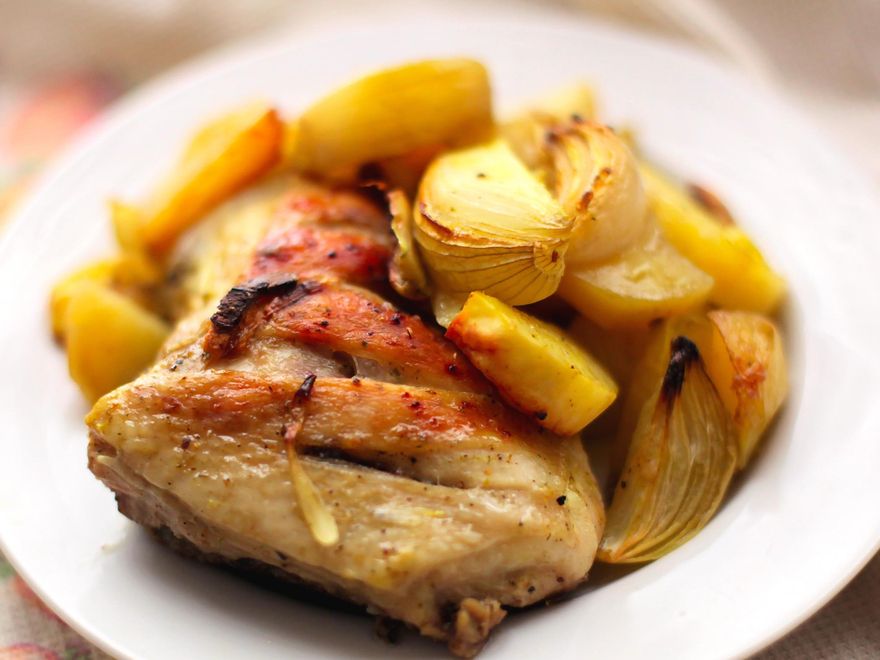 Pollo asado al limón y romero fresco con patatas