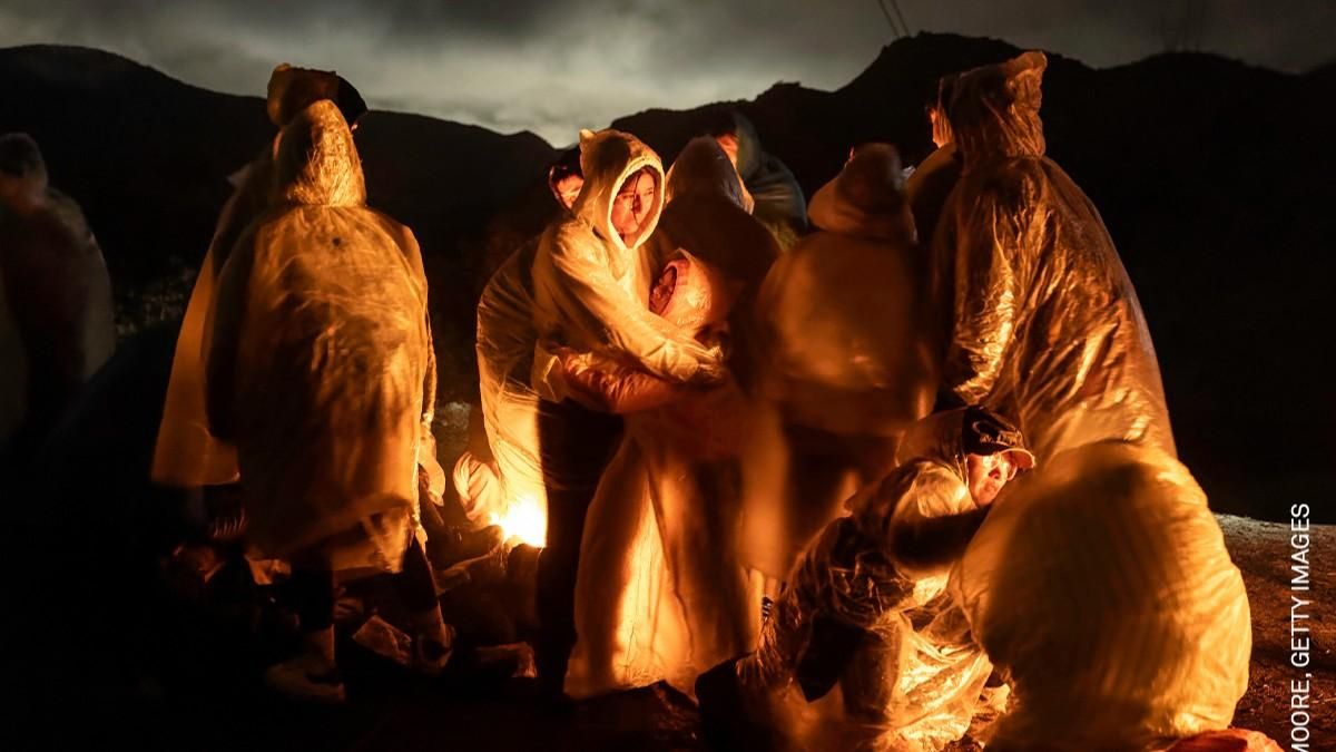 “Cruzar de noche” recoge cómo migrantes chinos entran en calor bajo una fría lluvia tras cruzar la frontera entre Estados Unidos y México.