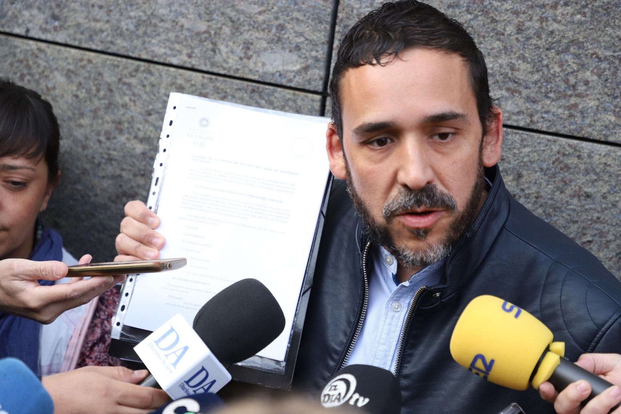 Rubens Ascanio atiende a los medios por fuera de los juzgados de La Laguna