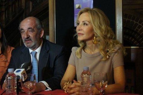 Carmen Lomana en un acto de la Fundación Carriegos junto a Santos Llamas.