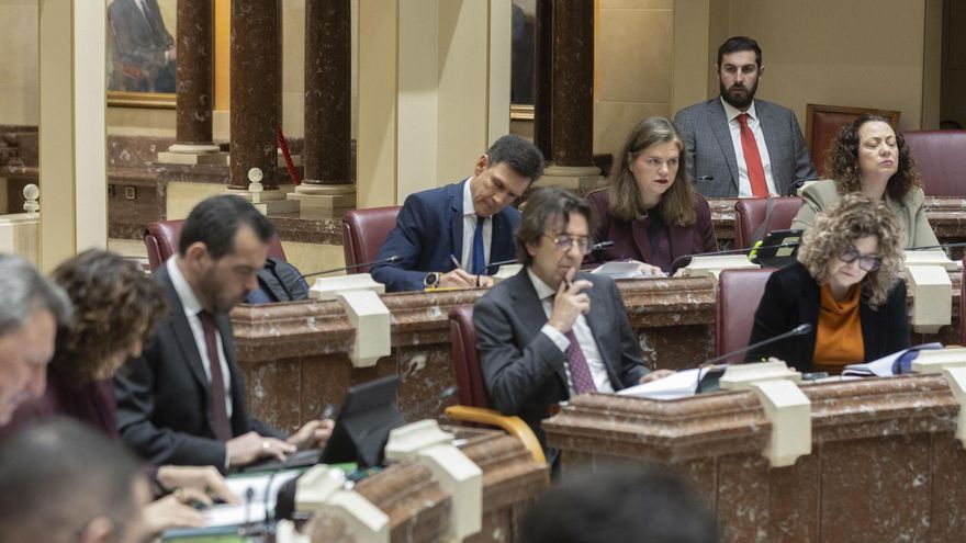 El exportavoz de Vox en la Asamblea Regional de Murcia José Ángel Antelo (d), que este miércoles pasa al Grupo Mixto tras ser expulsado del partido, ocupa su nuevo escaño durante el pleno. A la izquierda, sus antiguos compañeros de partido. EFE/Marcial Guillén