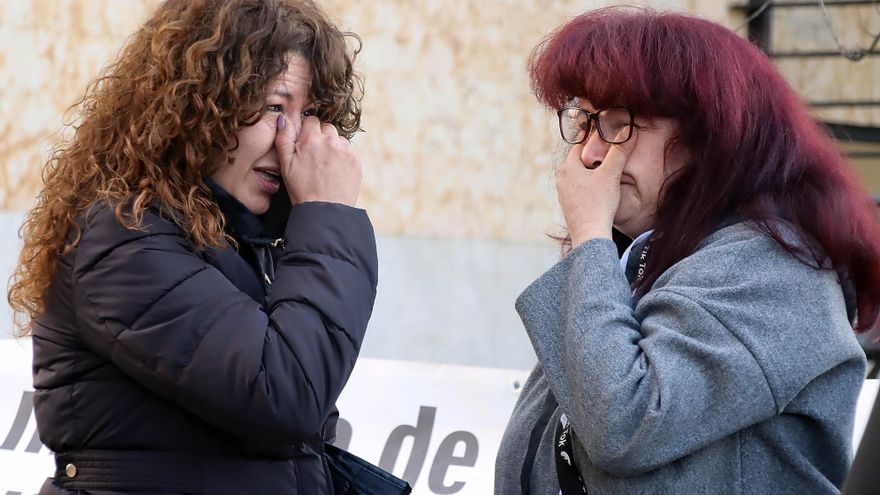 Familiares y amigos de las víctimas se concentran a la puerta de los juzgados de León.