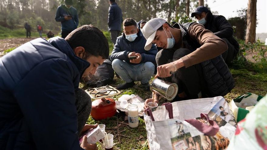 Grupo de migrantes que ha pasado la noche en el bosque de eucaliptos junto al campamento de Las Raíces