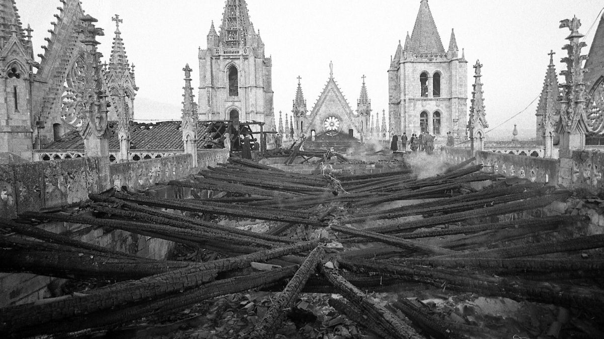 Sesenta años del incendio en la Catedral de León y de la osadía que la salvó: no usar agua.