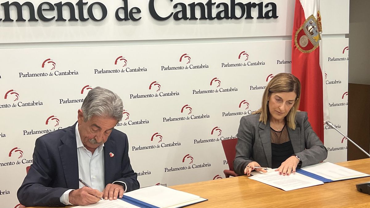 Archivo - Foto de archivo. La presidenta de Cantabria, María José Sáenz de Buruaga, y el secretario general del PRC, Miguel Ángel Revilla, firman el acuerdo para los Presupuestos Generales de 2025