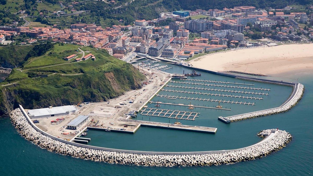 Imagen aérea del Puerto de Laredo durante su construcción.