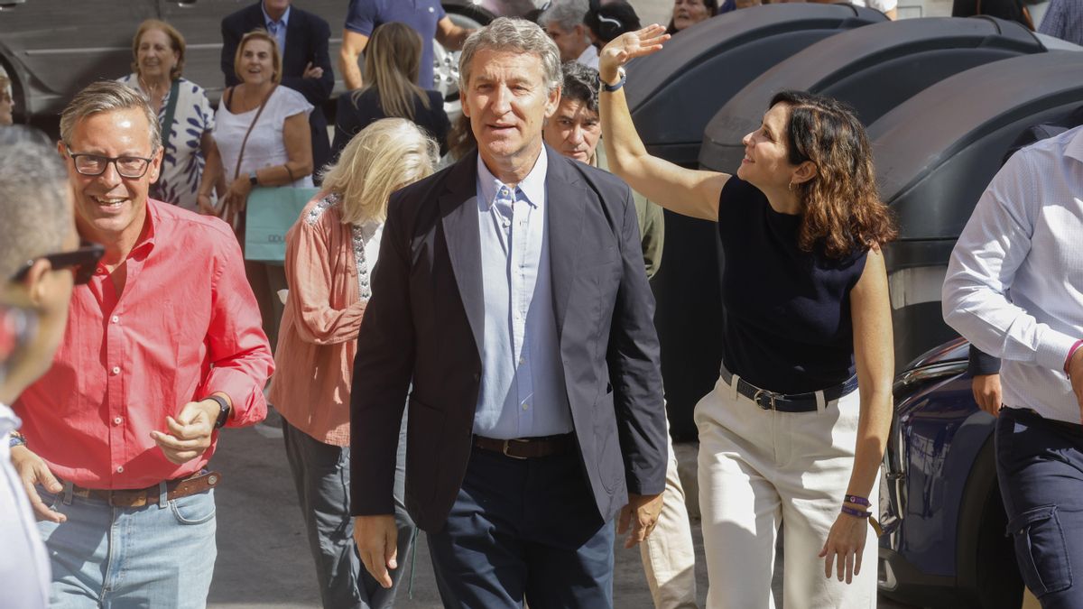 El líder del PP, Alberto Núñez Feijóo, junto a la presidenta de Madrid, Isabel Díaz Ayuso, el pasado viernes en Arganda del Rey.