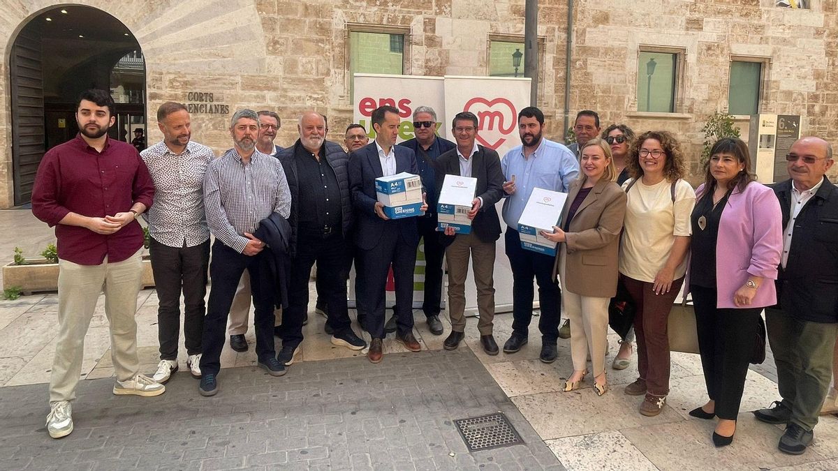 La Unió Municipalista entrega más de 11.000 firmas en las Corts para bajar el listón electoral al 3% y pide el apoyo del PSPV, Compromís y PP