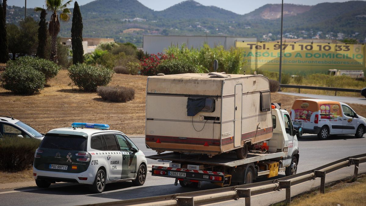 La comitiva policial retira una de las caravanas, adquirida por uno de los habitantes de Can Rova II, con la grúa municipal.