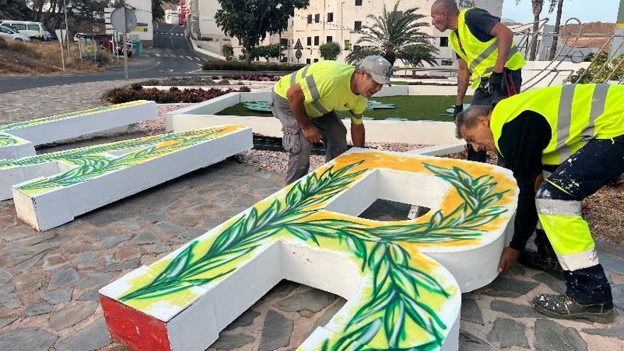Instalación del cartel que da la bienvenida a Agaete