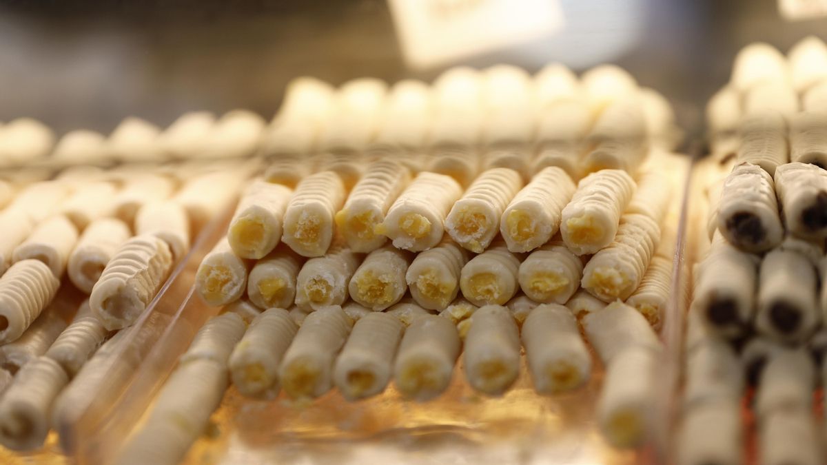 Imagen de archivo de los dulces llamados huesos de santo en la madrileña pastelería La Mallorquina de Madrid