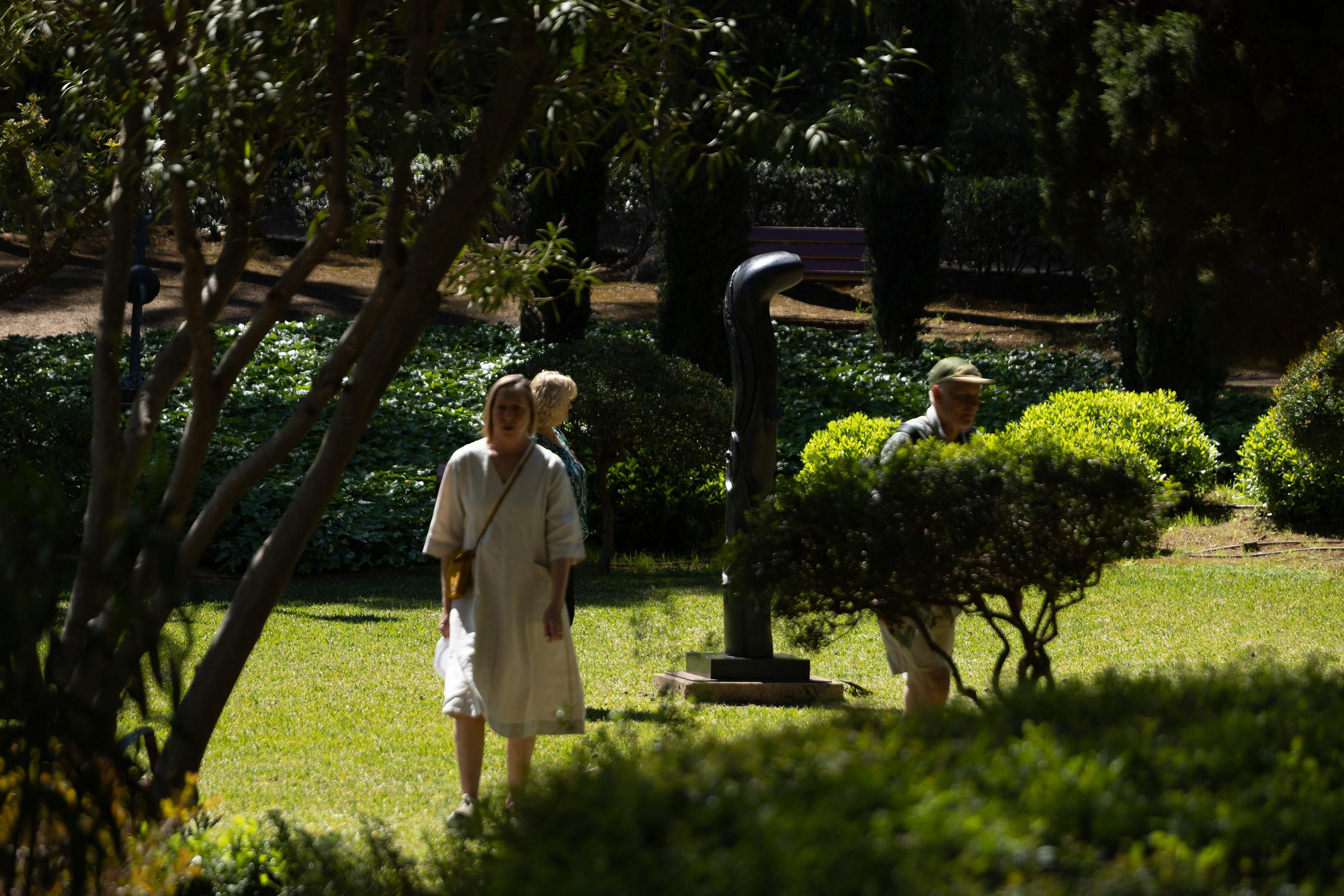 Solo en determinados periodos, la ciudadanía puede pasear por los jardines de Marivent