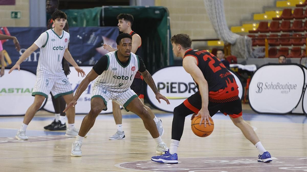 Jamonta Black en una defensa en Vista Alegre