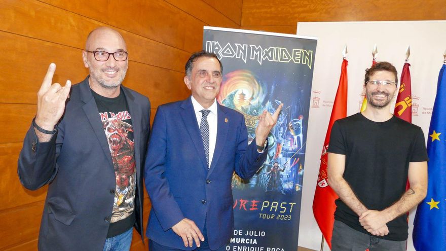 El alcalde José Antonio Serrano, el concejal de Cultura, Turismo y Deportes, Pedro García Rex y el gerente de Madness Live, Juan Antonio Muñoz, anunciando la gira The Future Past Tour de Iron Maiden.