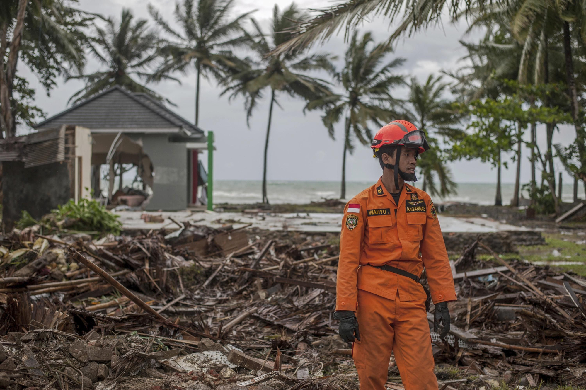 Un rescatista, entre los escombros de la zona devastada por el tsunami de Carita, en Indonesia