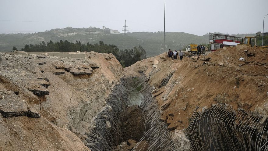 Los bombardeos israelíes en los puentes que llevan al sur de Líbano han creado colas kilométricas de desplazados que esperan para poder volver a sus casas tras el alto el fuego que entró en vigor el pasado viernes. EFE / Edgar Gutiérrez