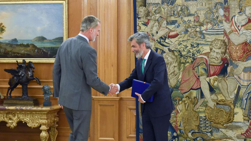 El Rey Felipe VI (i) recibe al presidente del Tribunal Supremo y del Consejo General del Poder Judicial, Carlos Lesmes (d). (ARCHIVO)