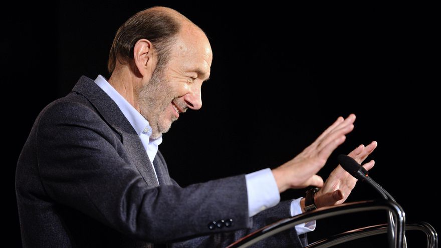 El ministro entregará la Gran Cruz de la Orden del Mérito a la Seguridad a título póstumo al exministro del Interior Alfredo Pérez Rubalcaba por sus aportaciones en la lucha contra el terrorismo, la violencia de género y la "sustancial mejora" de la seguridad vial. EFE/Ismael Herrero