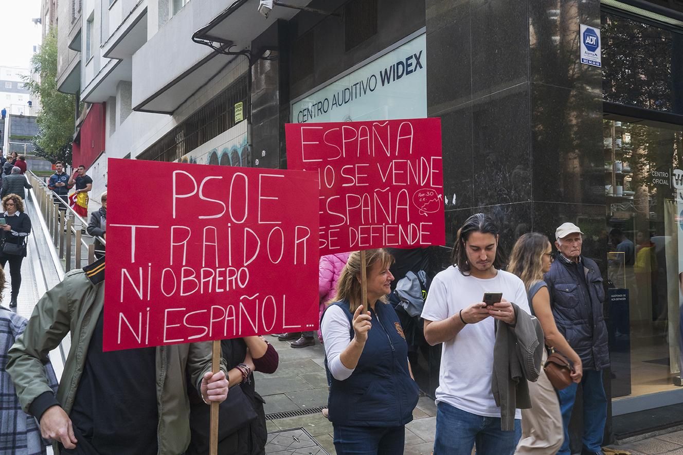 La marcha que ha rodeado la sede del PSOE en Santander no estaba autorizada.