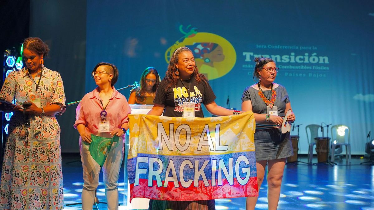 Grupo de mujeres en el cierre de la "Asamblea de los pueblos", donde distintas voces se reunieron a proponer soluciones para una transición energética justa. Foto: Ministerio de Ambiente de Colombia
