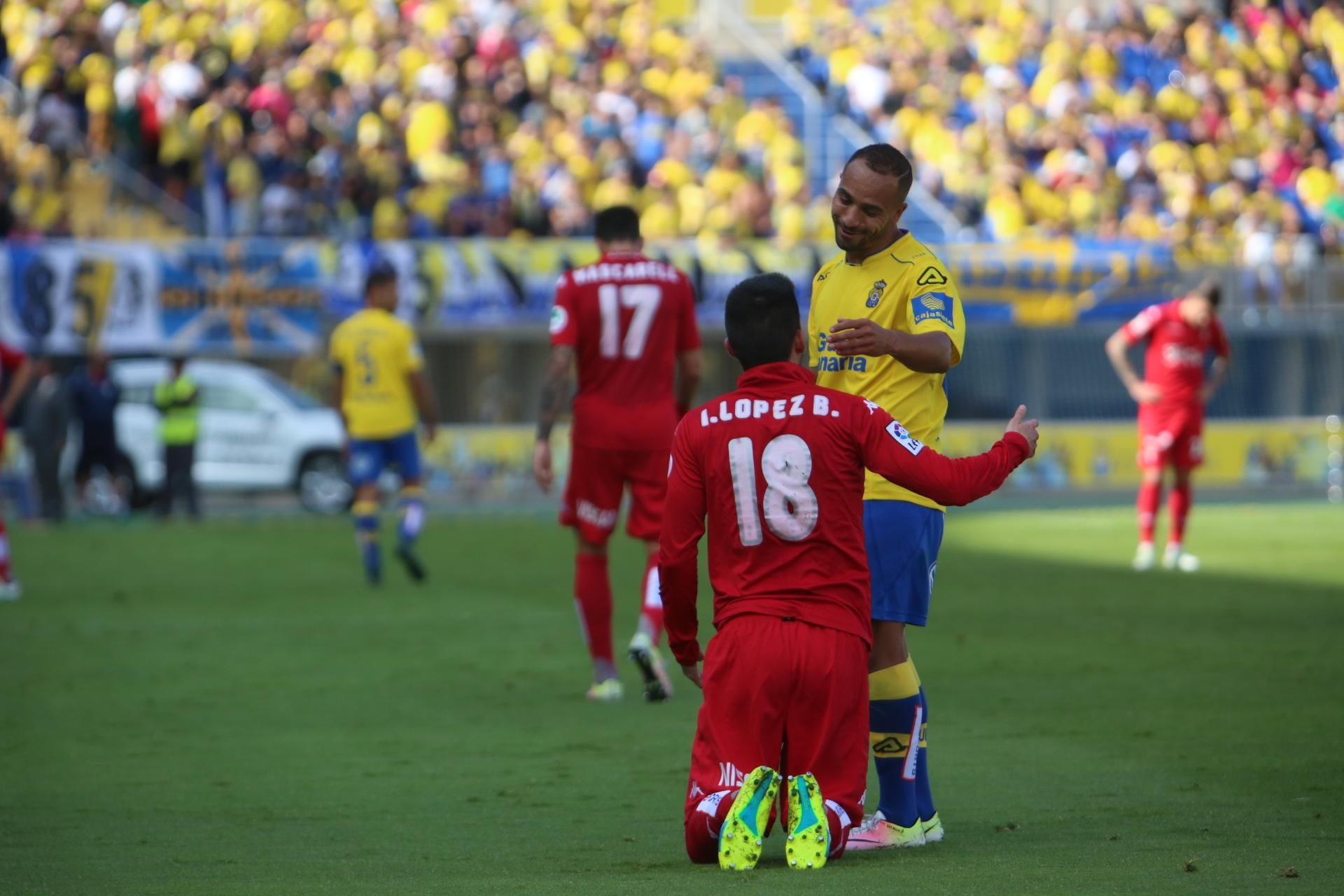 Imágenes del encuentro entre la UD Las Palmas y el Sporting de Gijón. (Alejandro Ramos).