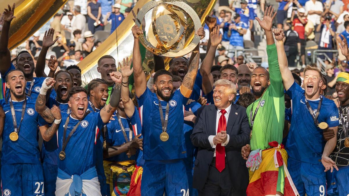 Trump en el medio de la foto del Chelsea campeón