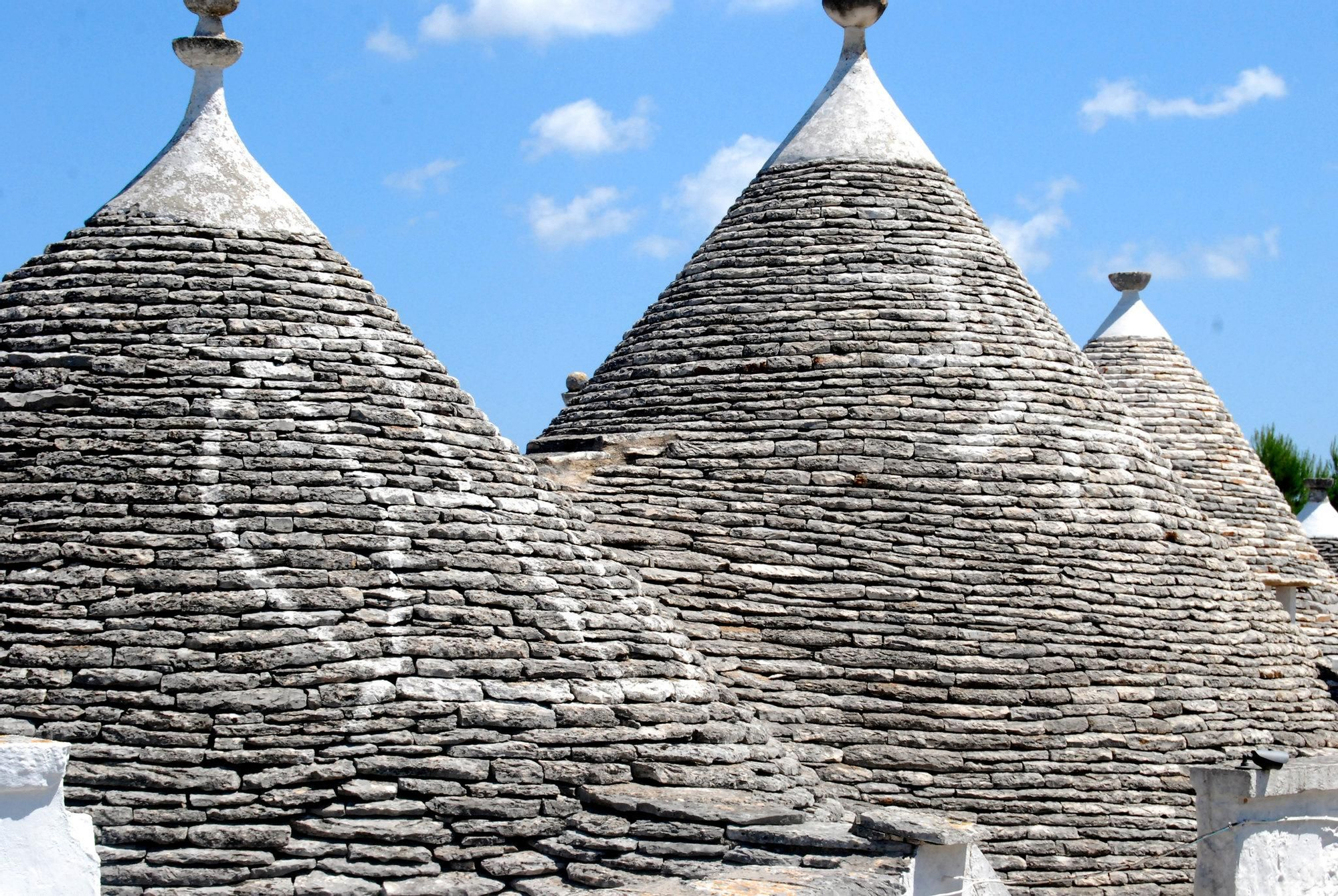 Los símbolos de las cúpulas de Alberobello protegen las casas del mal de ojo.