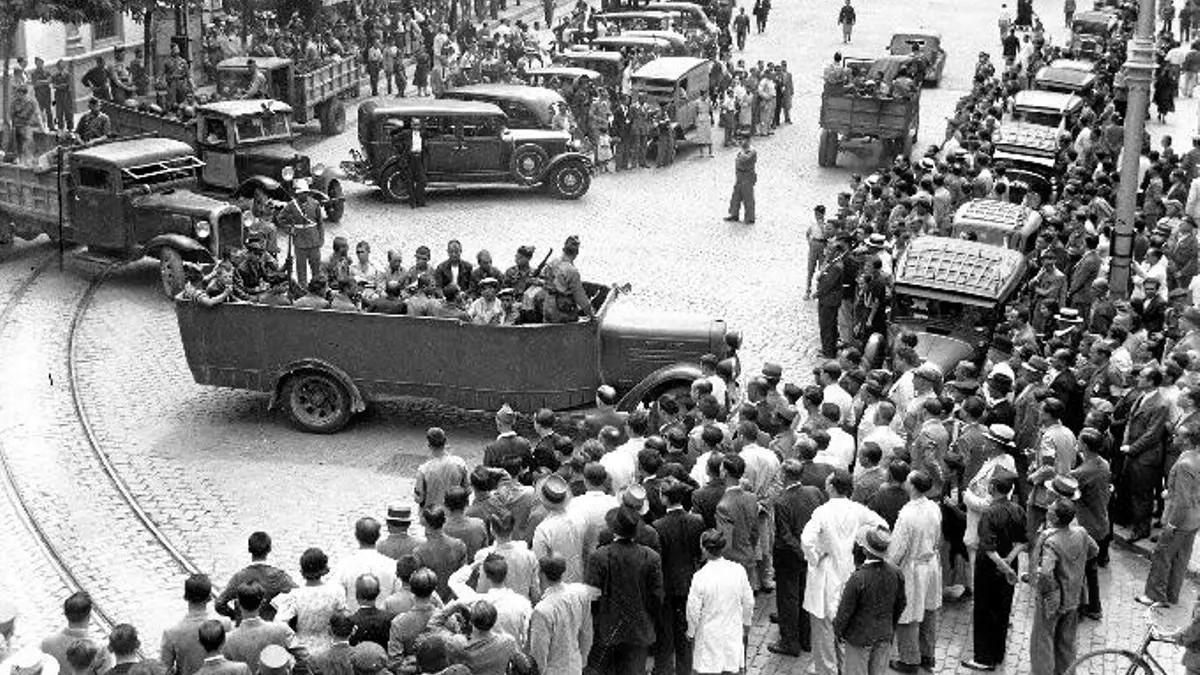 Los mineros detenidos llegan al juicio en Sevilla en el que se les condenaría a muerte.