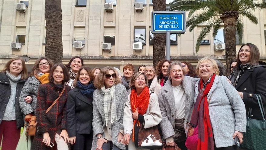 "Por fin se nos ve": las letradas celebran su llegada al callejero de Sevilla con la Plaza de la Abogacía