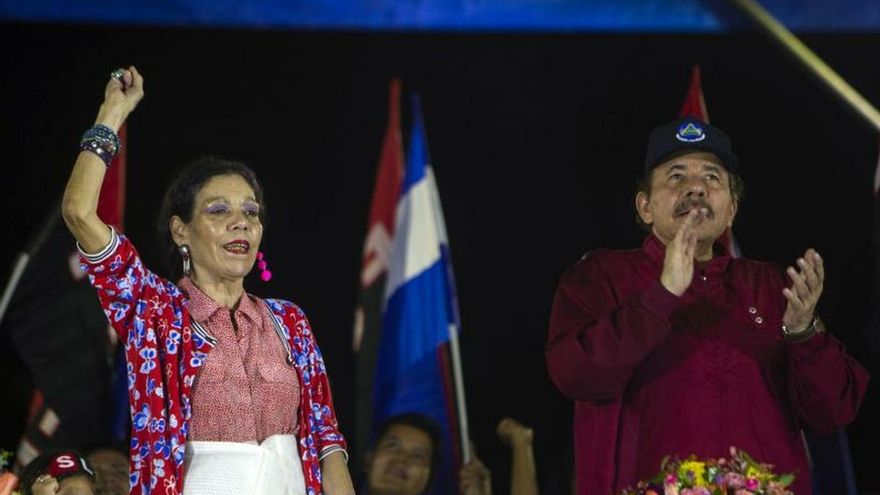 En la imagen, el presidente de Nicaragua, Daniel Ortega (d) junto a su esposa y vicepresidenta, Rosario Murillo (i).