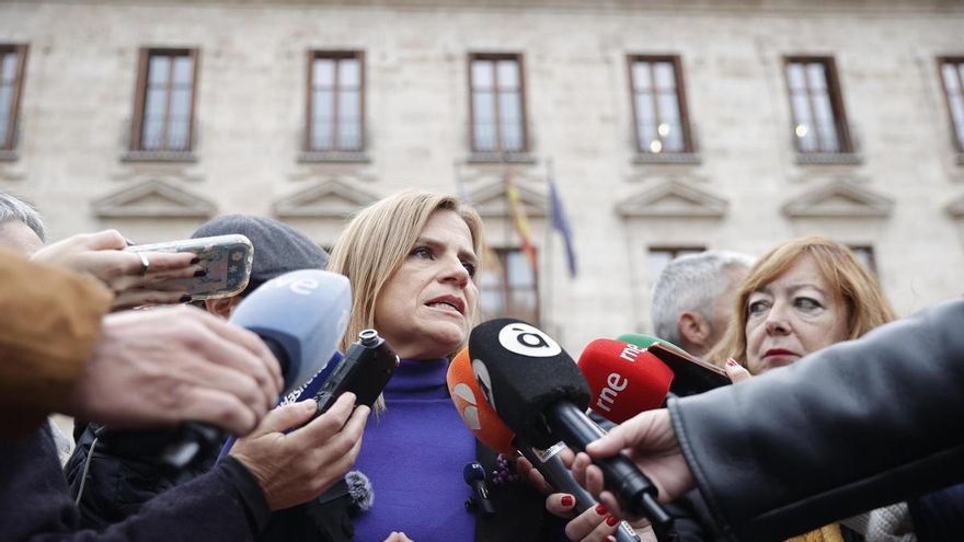 La delegada del Gobierno en la Comunitat Valenciana, Pilar Bernabé, realiza declaraciones a la prensa a las puertas de la Delegación, donde este jueves se ha mantenido un minuto de silencio en condena del asesinato por violencia de género en Alicante.